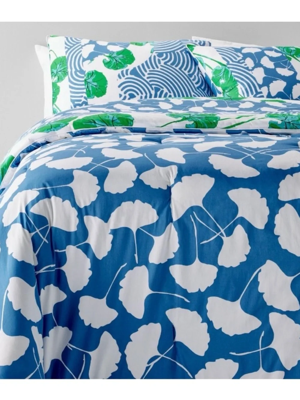 Diane von Furstenberg x Target Geranium & Ginkgo Leaf Reversible Comforter Queen